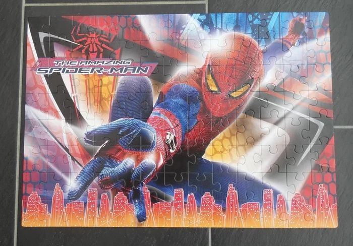 Joli puzzle Spiderman 104 pièces neuf - photo numéro 2