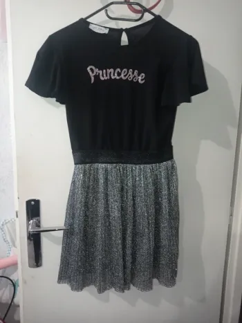 Robe a manche courte noir a paillettes argentées