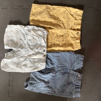 Lot, trois shorts en 18 mois