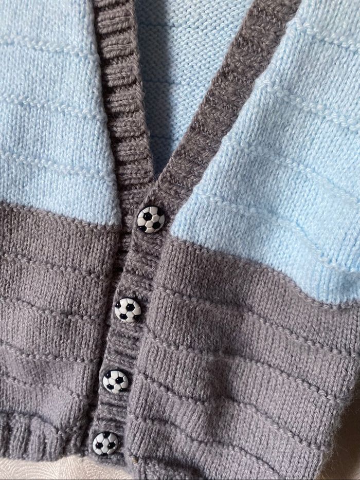Gilet tricot boutons football 6/9 mois fait main - photo numéro 2