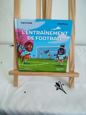 L'entraînement de football Hachette Jeunesse