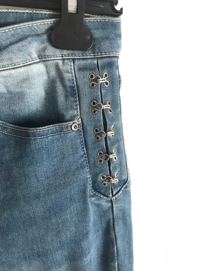 Jean slim Toxik3 taille 40 avec jolis détails sur le côté - photo numéro 2