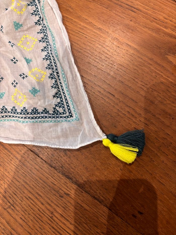 foulard enfant neuf avec étiquette de la marque OKAIDI, orné de pompons jaunes et bleus. - photo numéro 2