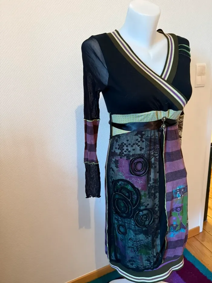 Robe en très bon état taille 38 noir et violet le monde est à vous - photo numéro 2