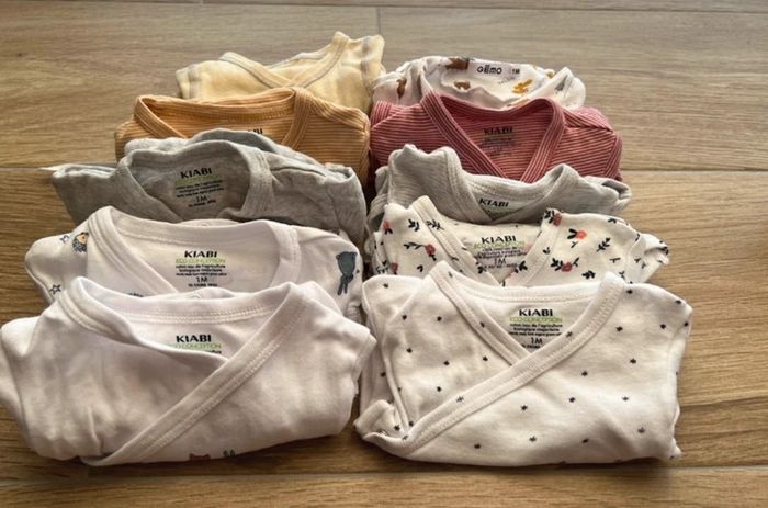 Lot vêtements/pyjamas bébé fille 1 mois - photo numéro 2