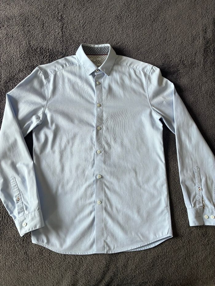 Chemise bleu claire 👔 - photo numéro 1