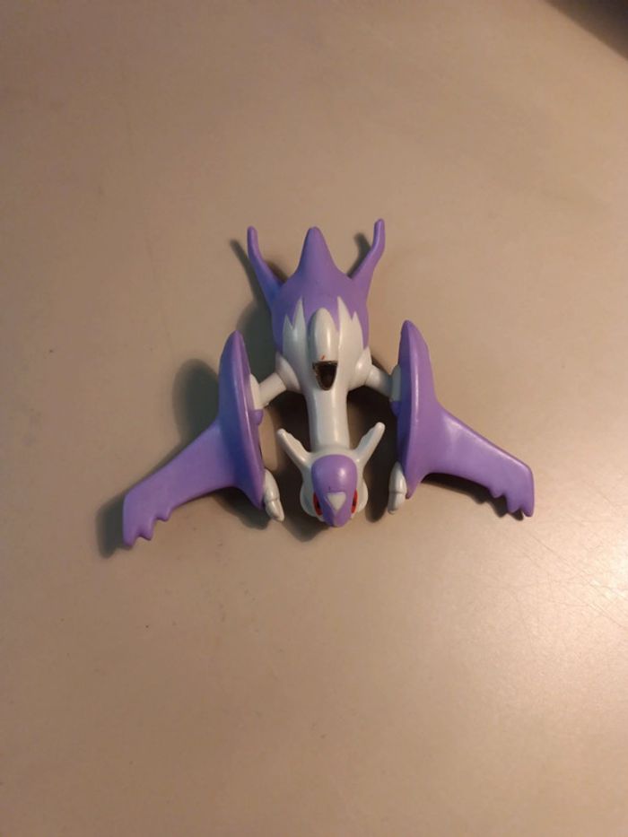 Une figurine Pokémon mega Latios McDonald's 2016