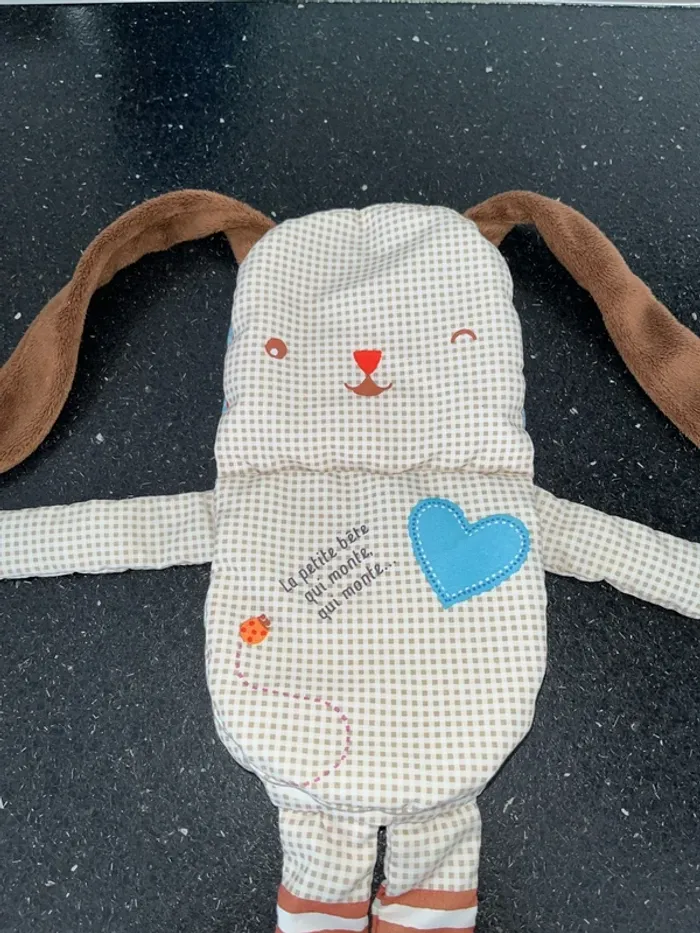 Peluche doudou plat lapin, livre la petite bébête qui monte qui monte qui monte - photo numéro 4
