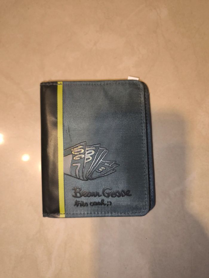 Portefeuille beau gosse très cash