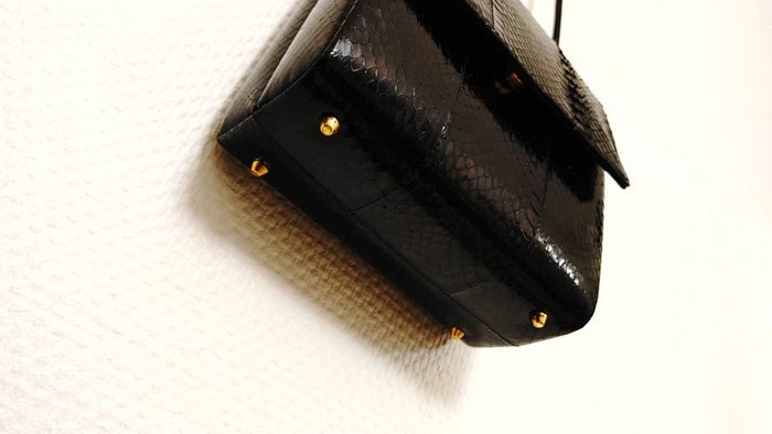 Magnifique sac vintage en cuir exotique noir longue bandoulière - photo numéro 6