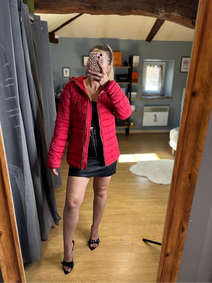 Doudoune Tommy Hilfiger rouge à capuche - Taille XS – Très bon état - photo numéro 4