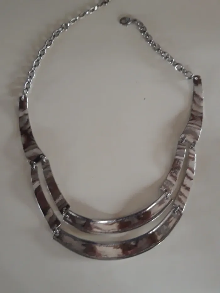 Collier ras de cou argenté semi rigide