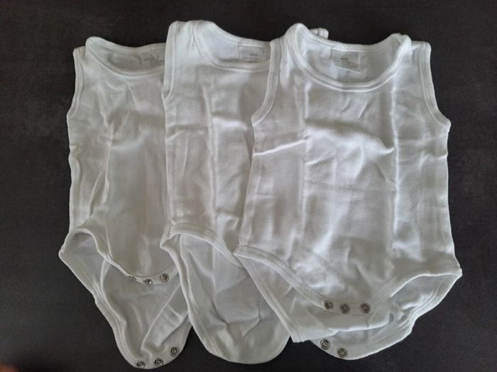 lot 3 bodies sans manches 3-6 mois