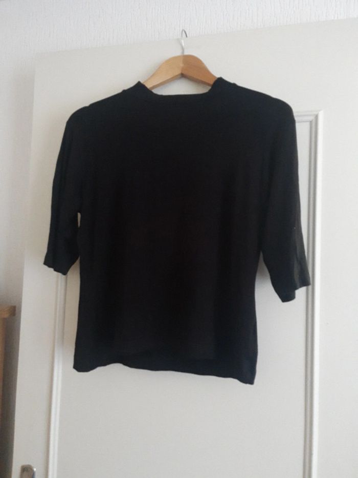 T shirt noir manches 1/2 .