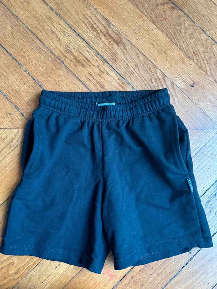 NEUF short noir taille 10 ans