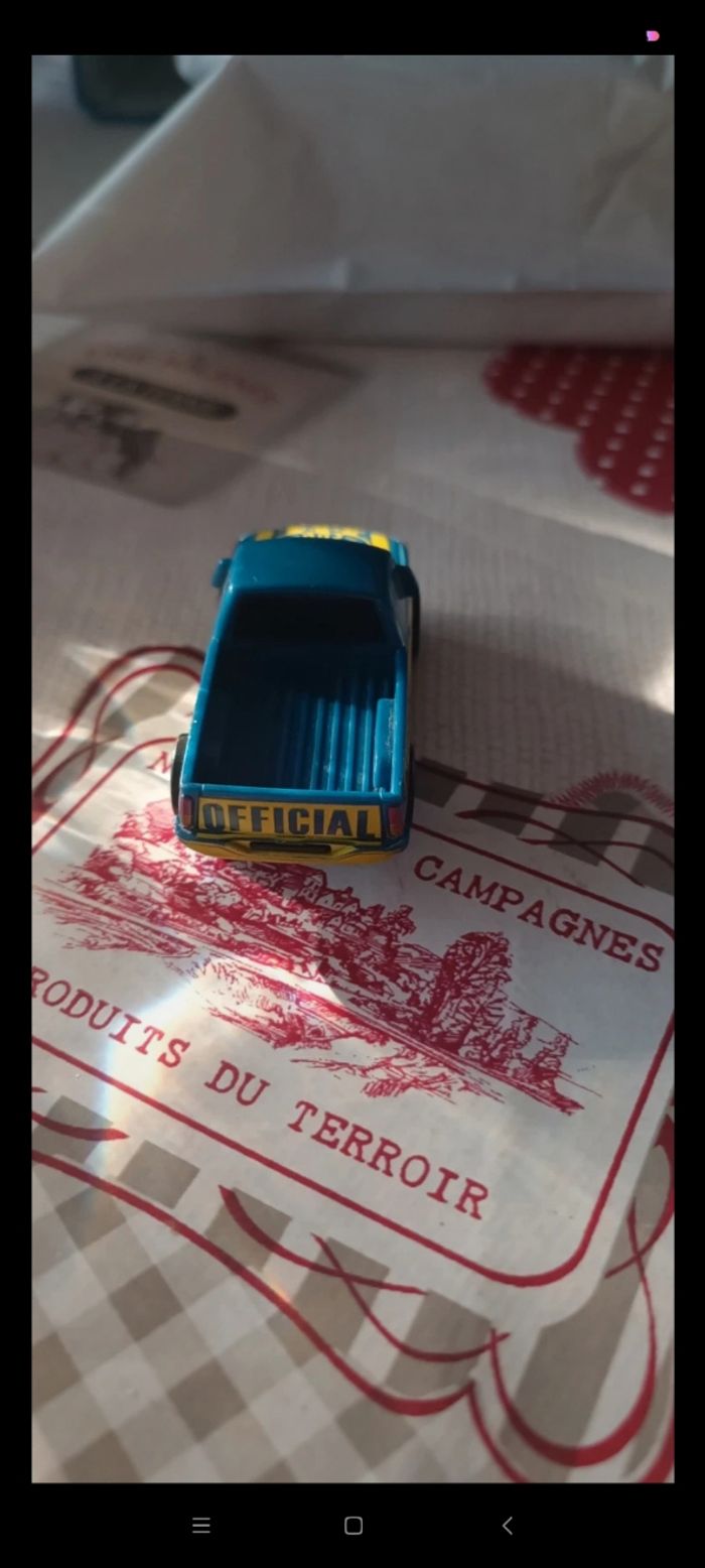Voiture bleu et jaune - photo numéro 3
