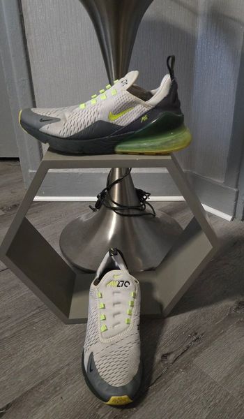 Baskets homme Nike air 270 blanches, grises et jaune, T42.5