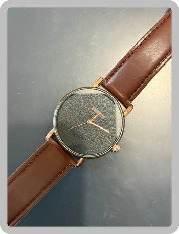 Montre marron à cadran noir