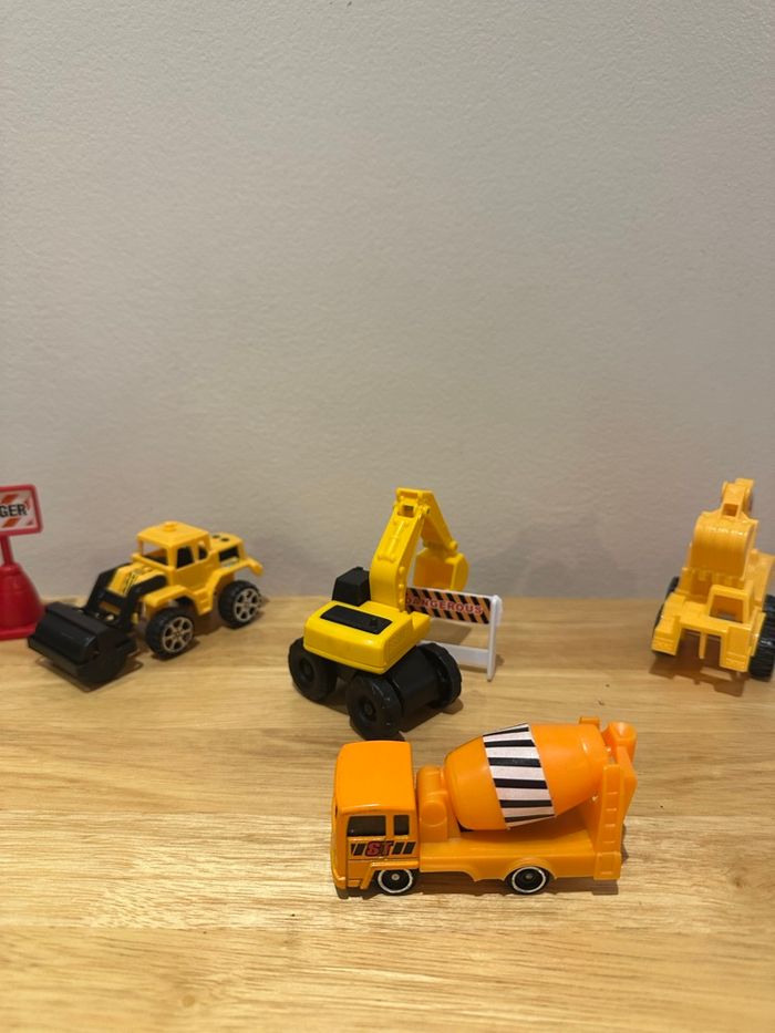 Lot de 6 véhicules de chantier + panneaux de chantier - photo numéro 3