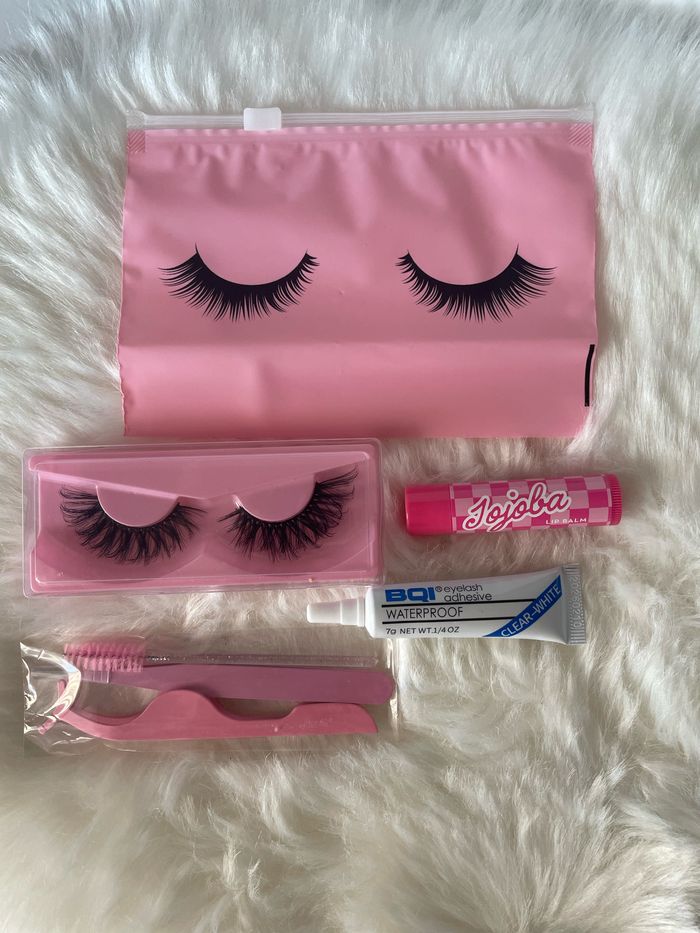 Pochette avec accessoires faux cils rose - photo numéro 2