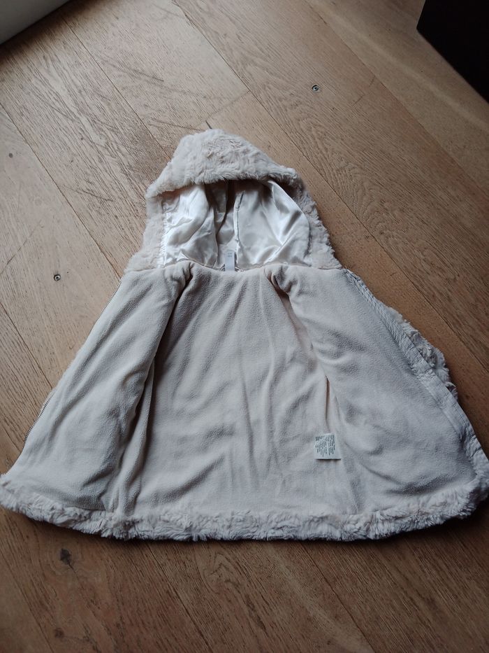 Veste à capuche imitation fourrure blanche – Taille 3/4 ans - photo numéro 4