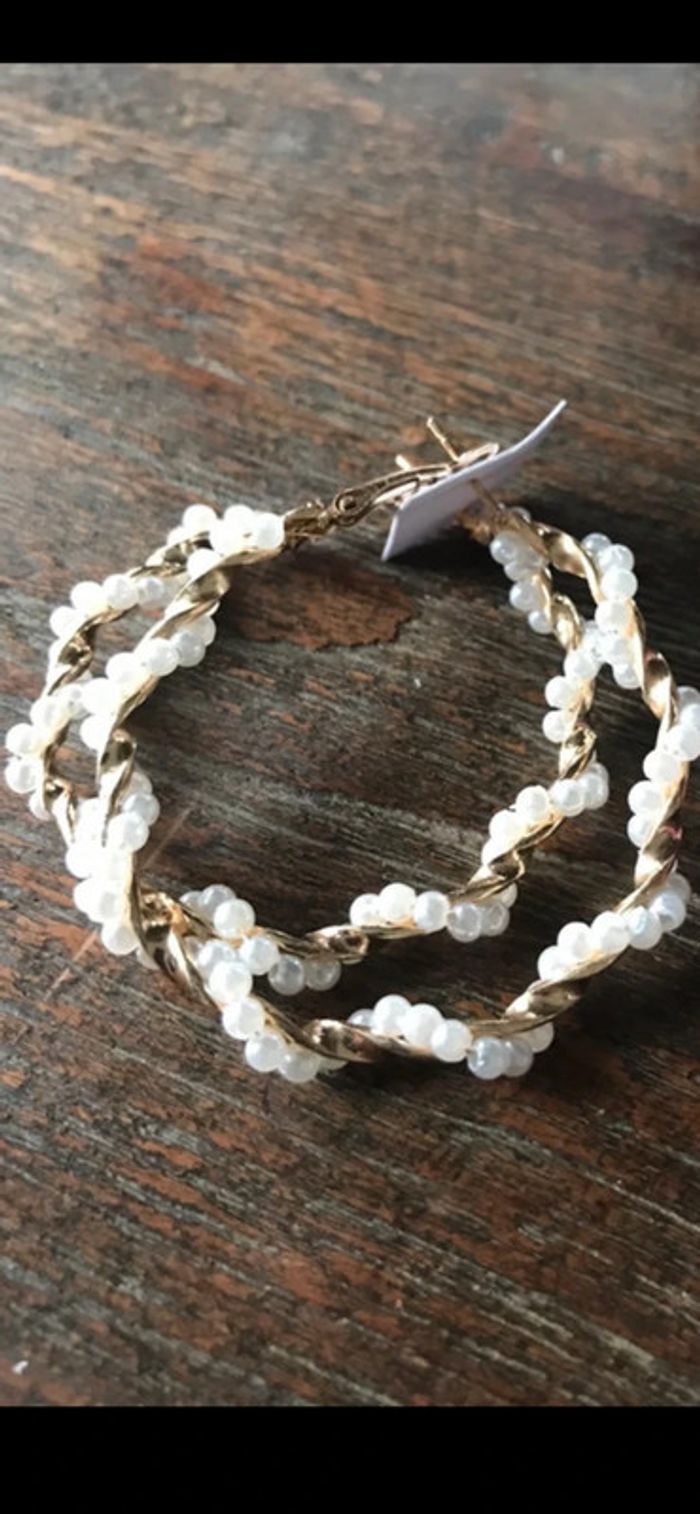 Magnifique paire de boucles d’oreilles anneaux avec perles - photo numéro 6