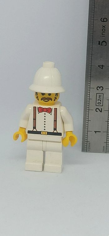 Homme figurine aventurier avec chapeau blanc lego