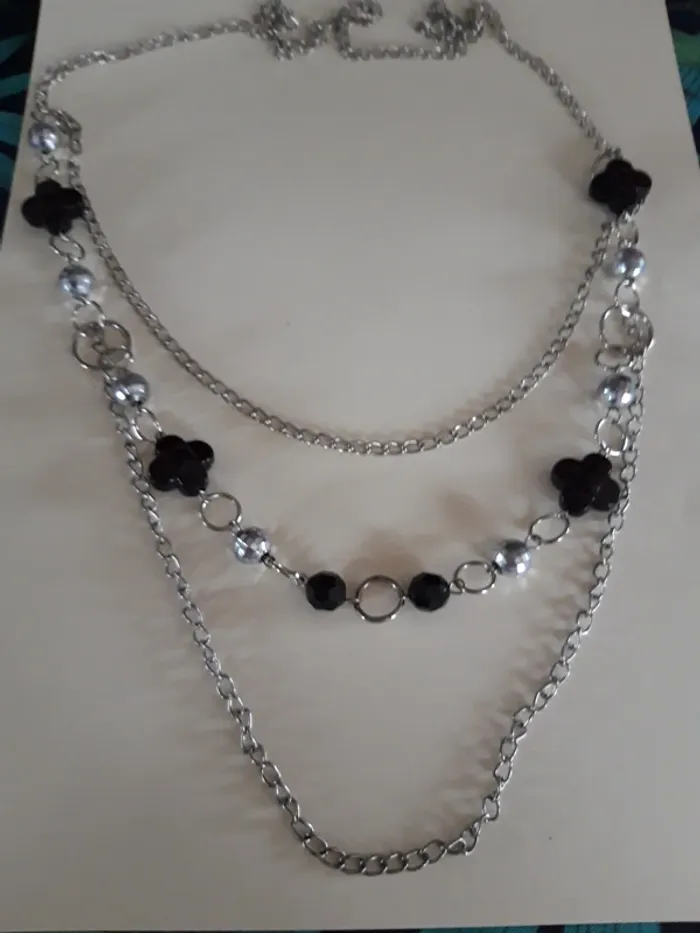 Sautoir multirangs argenté et noir