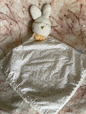 Doudou plat losange lapin blanc cœur doré Petit Carrousel Mathilde M. Toudoux
