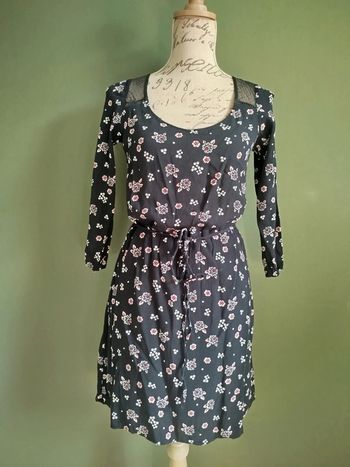 Robe noire à fleurs