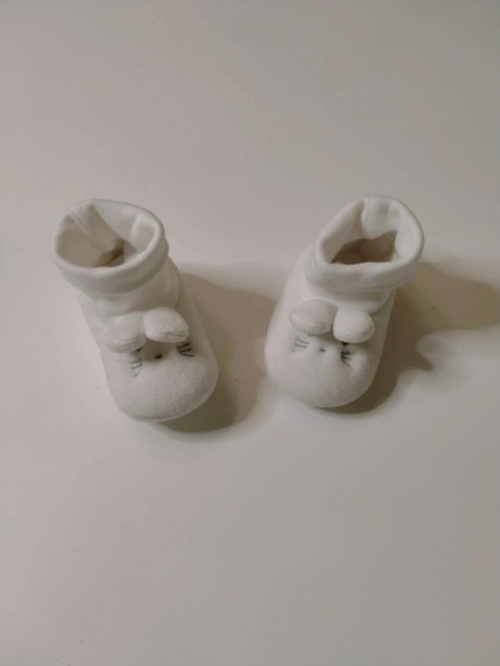 Chaussons bébé neufs blancs motif lapin 3-6 mois - photo numéro 2