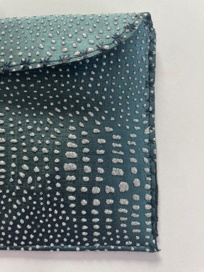 Jolie pochette similicuir vert avec reliefs neuve sac lunettes maquillage etc - photo numéro 12