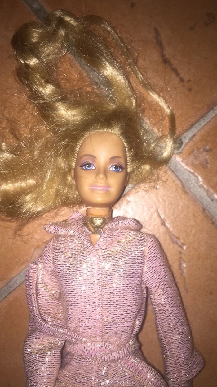 Poupée Barbie avec combinaison rose pale scintillante - photo numéro 4