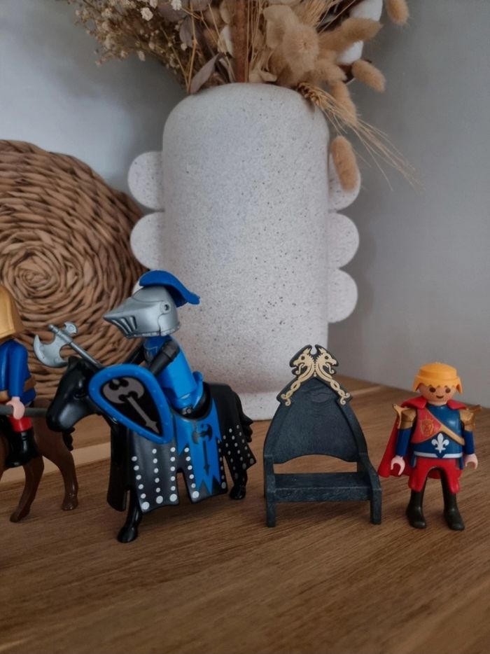 Lot de chevaliers 
+ accessoires 
Playmobil 
Très bon état - photo numéro 5