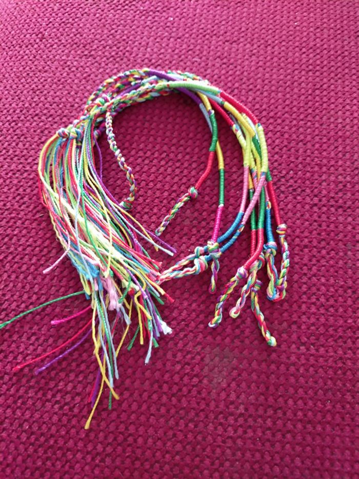 Jolis bracelets brésiliens multicolores jamais portés - photo numéro 4