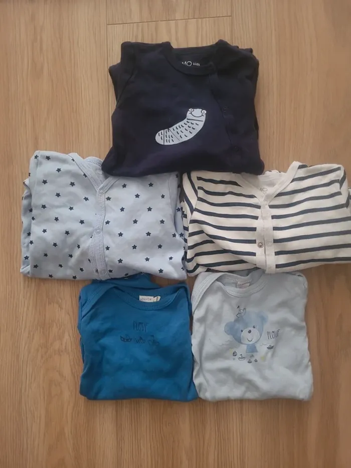 Lot pyjamas et bodies 6 mois