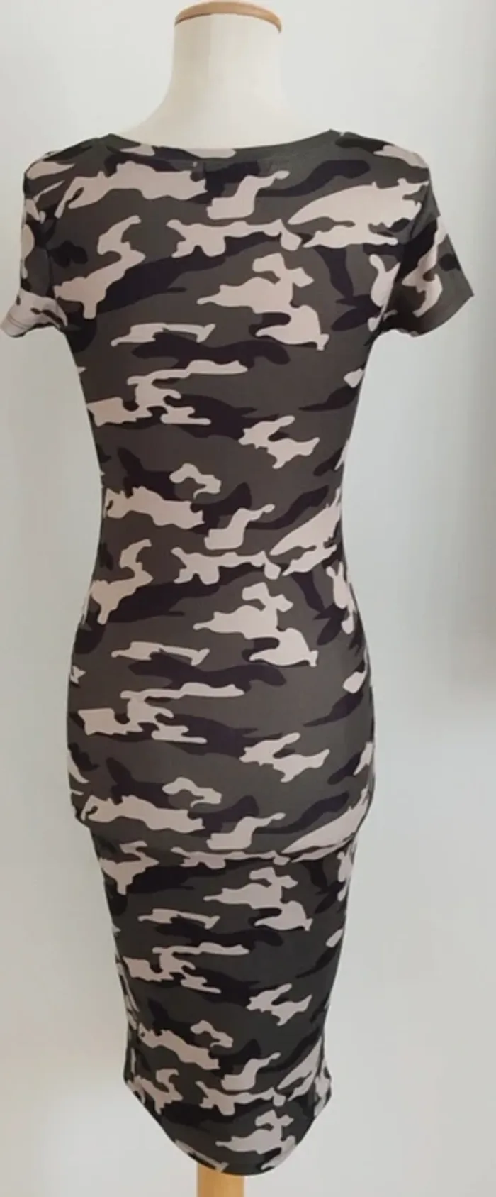 Magnifique robe moulante camouflage kaki manches courtes Voyelles taille 36 - photo numéro 3