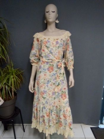 Très jolie robe fleurs et dentelle 🌸