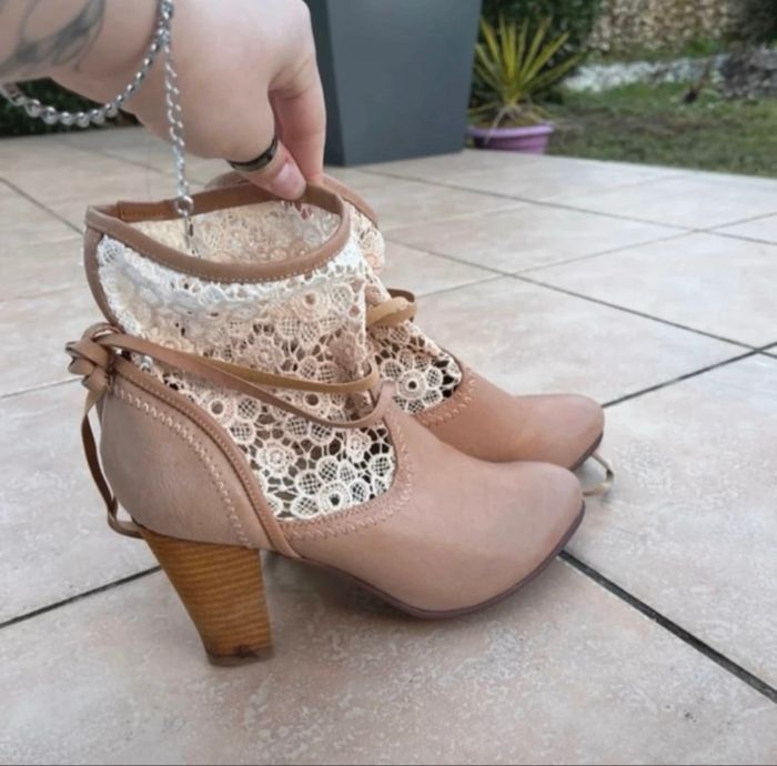 Bottine beige avec de la dentelle taille 40 de chez U Collection en bon état - photo numéro 2
