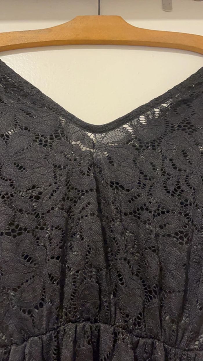 Superbe robe noire en dentelle 36 avec 35 % de coton doublée intérieure - photo numéro 2
