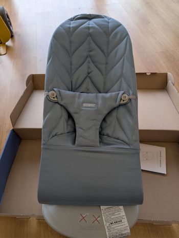 Transat bliss  babybjorn  bleu petal coton   jamais utilisé sous carton