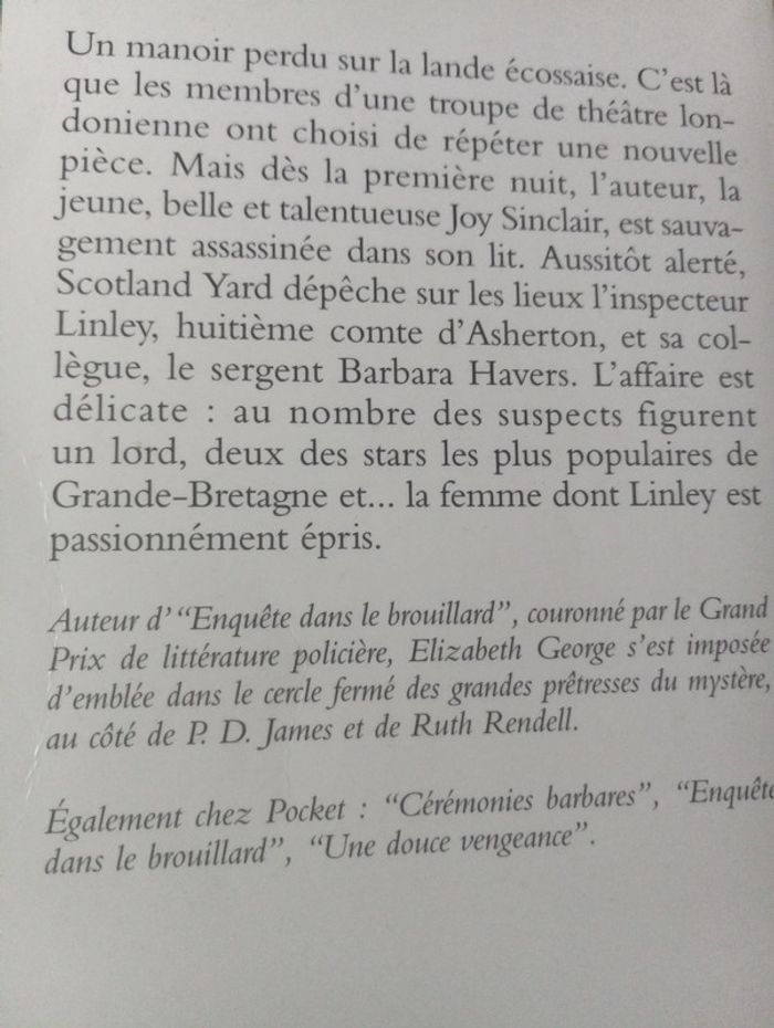 Livre Le lieu du crime d'Elizabeth George - photo numéro 3