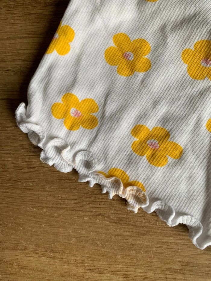 Lot de 2 t-shirts mc Kiabi 3 mois tbe jaune fleurs - photo numéro 3