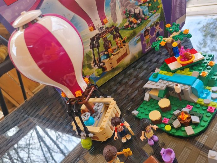Lego friends 41097 - la montgolfière d'heartlake city - photo numéro 5