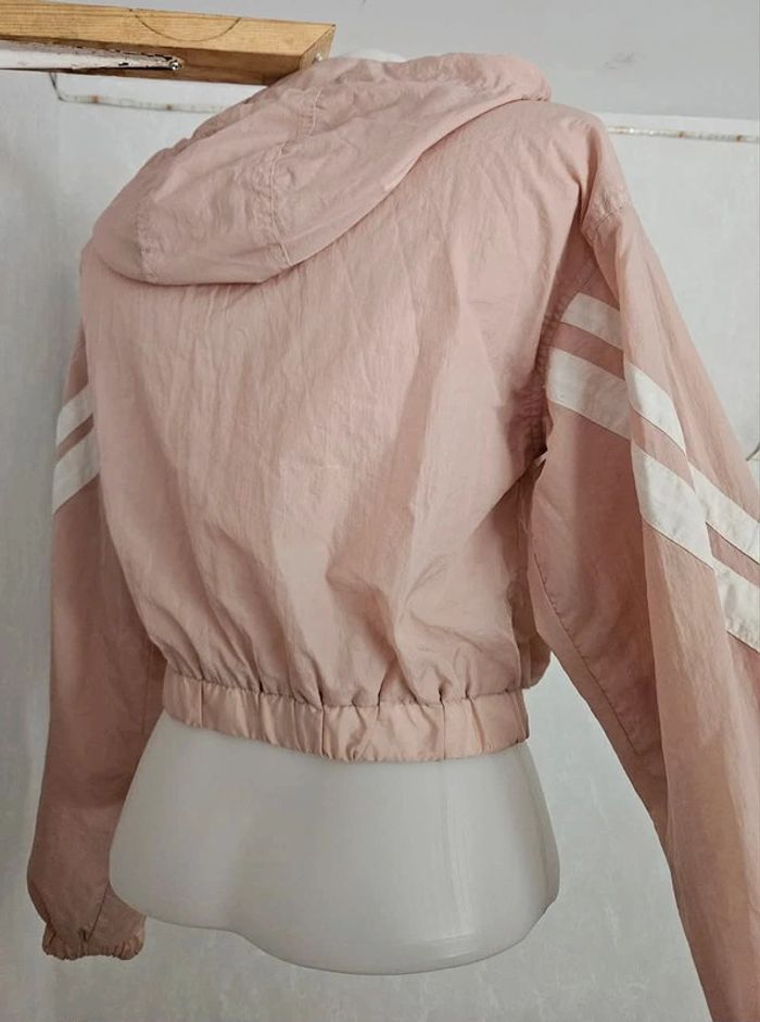 Veste imperméable, à capuche, manches
longues. Avec 2 poches.
Don't call me. Jennyfer.
Taille :XS - photo numéro 7