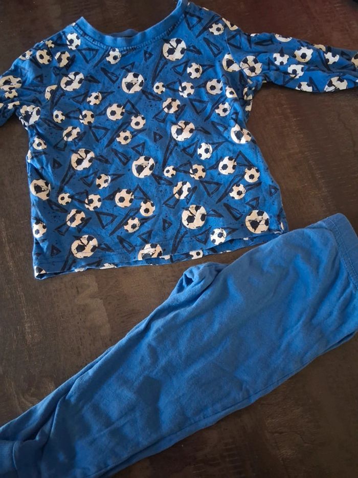 Pyjama 2 pièces bleu avec ballons de football