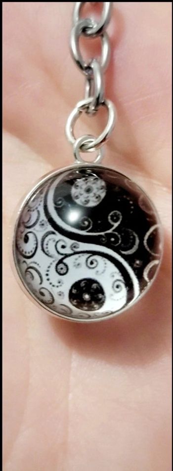 Porte-clés Yin Yang motif floral – Élégant et symbolique