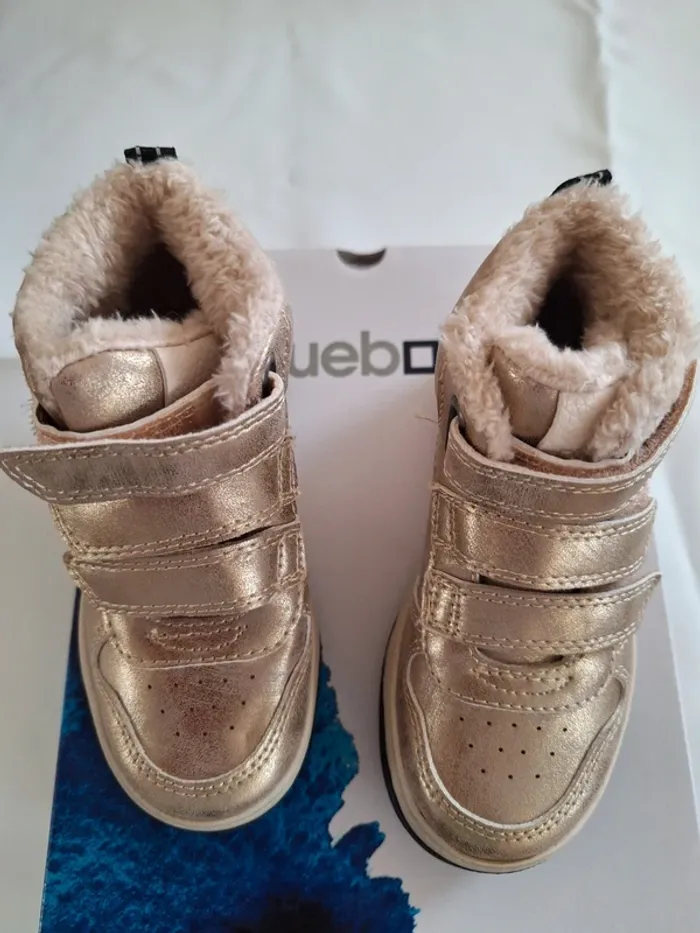 Nieuwe goudkleurige schoenen - photo numéro 2