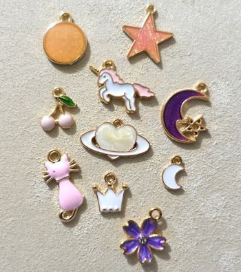 Lot de 10 pendentifs charms en métal émaillé
