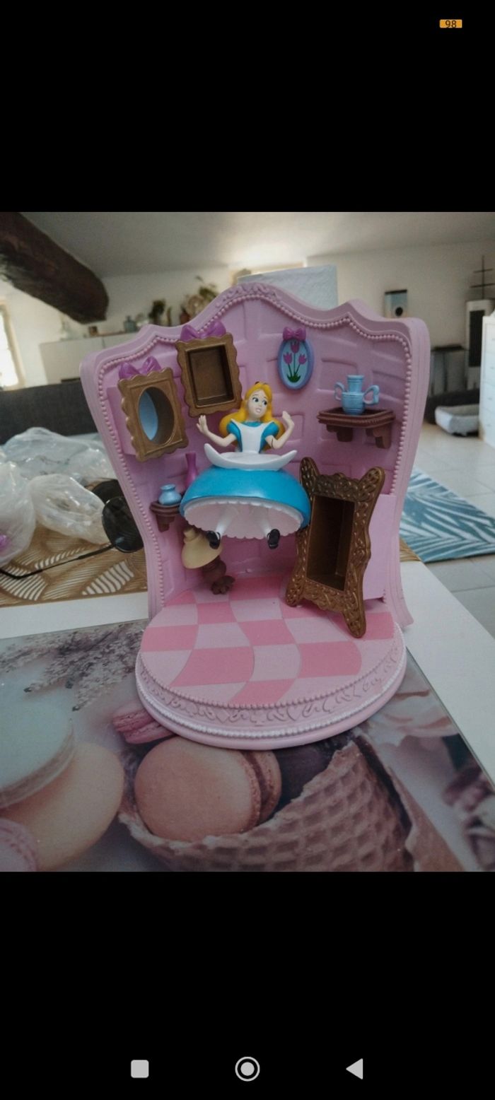 Figurine Alice au pays des merveilles rare 70 ans